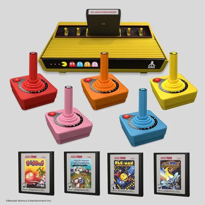 El cartucho Pac-Man: Double Feature trae dos versiones del juego clásico y se acompaña del joystick inalámbrico CX-40+, diseñado especialmente para esta edición aniversario.