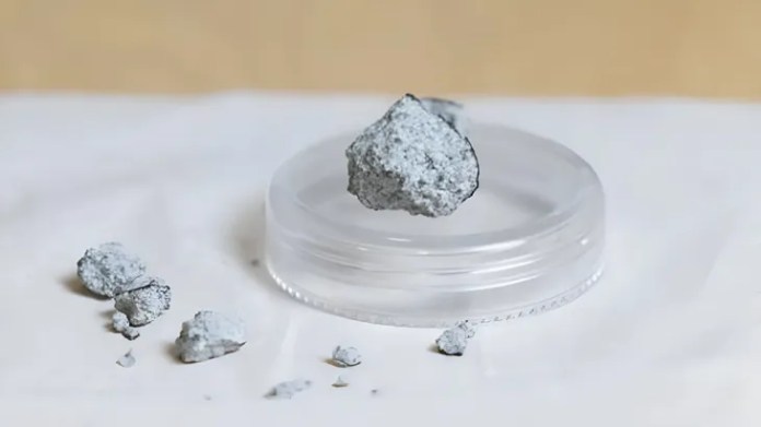 La roca fue analizada en microscopía óptica y electrónica para determinar su composición.