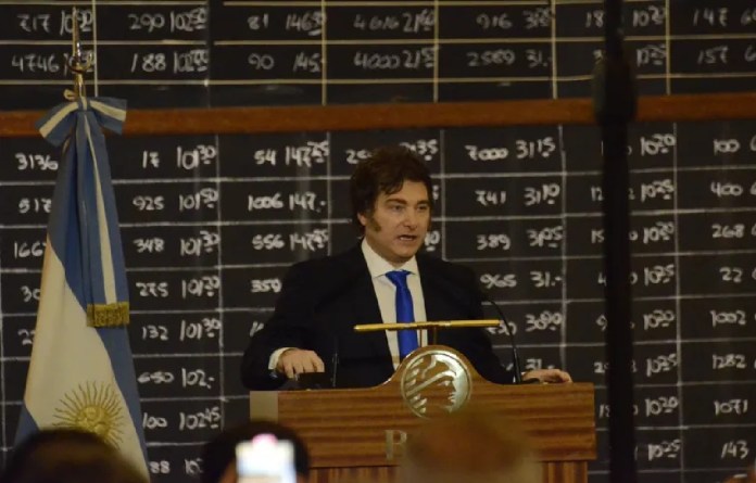 "Vamos a vetar. Aún si se dieran las circunstancias, que no creo, que el veto se caiga, lo vamos a judicializar", dijo el presidente ante la Bolsa de Comercio de Buenos Aires semanas atrás.