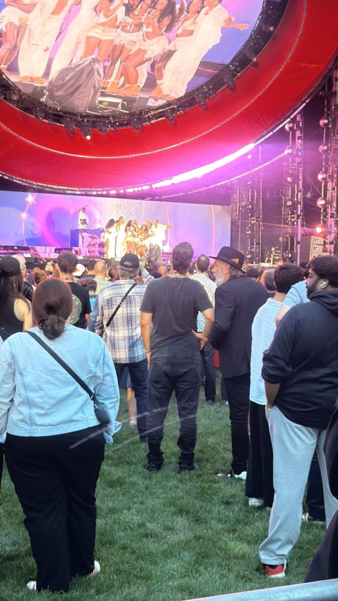 Antonio de la Rúa presenciando el recital de Shakira. (Foto: Red X)