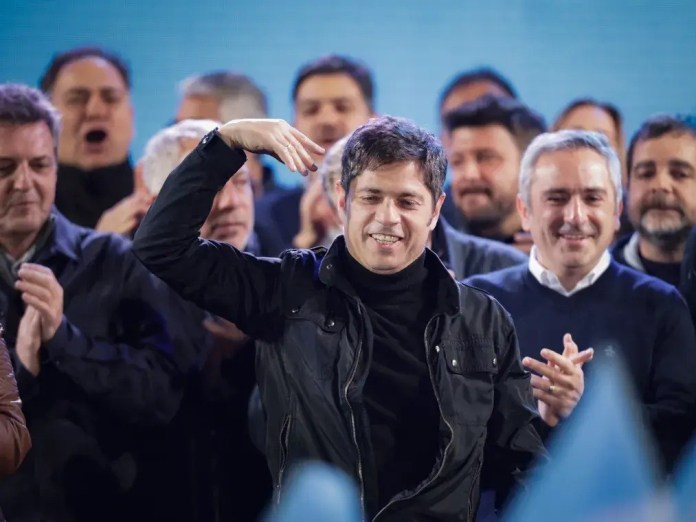 El gobernador Axel Kicillof en los festejos electorales del domingo pasado.