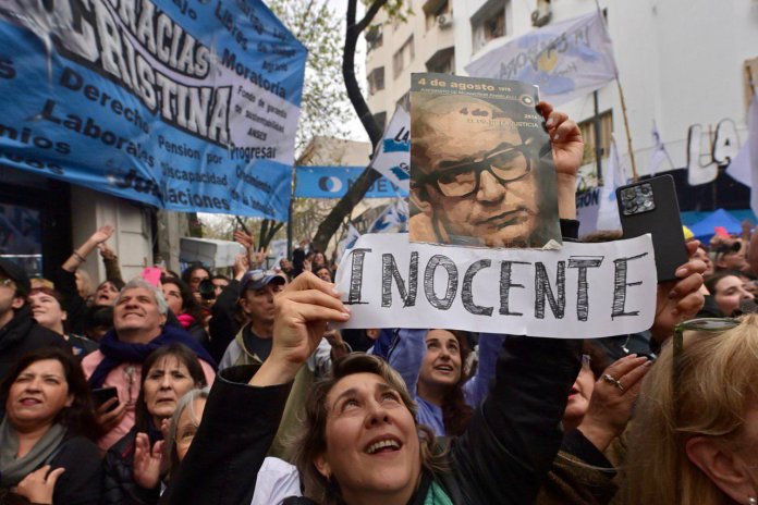 "Mientras tanto, en San José 1111, se cumplen 100 días de injusticia. ¡Larga vida al Partido Judicial!", expresó CFK.