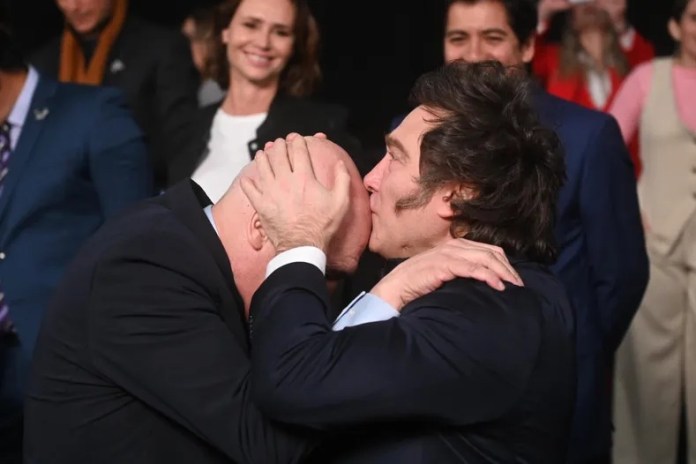 El medio británico contextualiza este episodio en el marco de una "creciente lista de problemas para Milei antes de las elecciones legislativas del 26 de octubre".